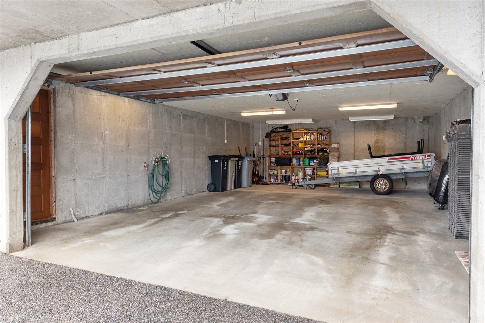 Stor dobbelgarasje - Leddport - Strøm og lys - Vannkran med vannledning for bilvask og vanning/spyling etc. Galleribilde