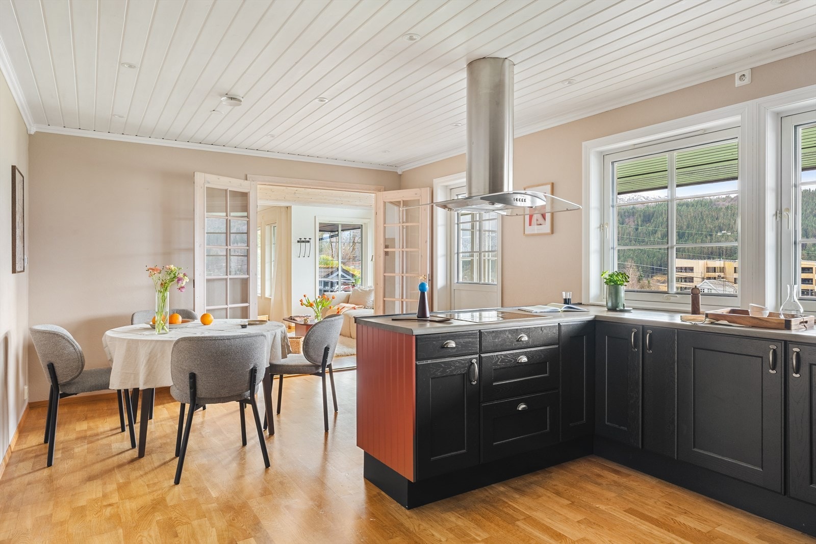 Romslig og fin spiseplass i tilknytning til kjøkken Galleribilde