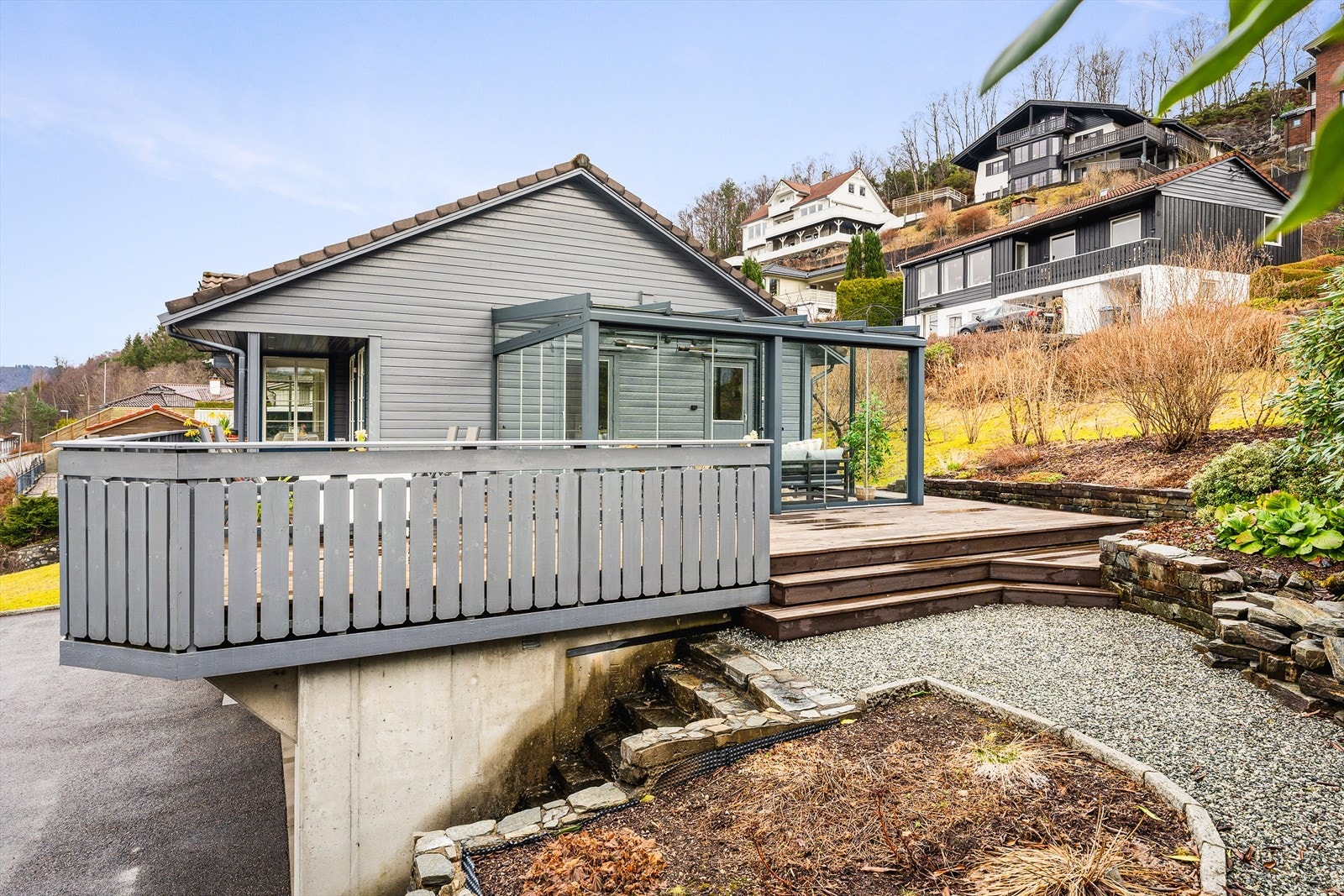 Trapp opp til vestvendt og solrik terrasse og hagestuen Galleribilde