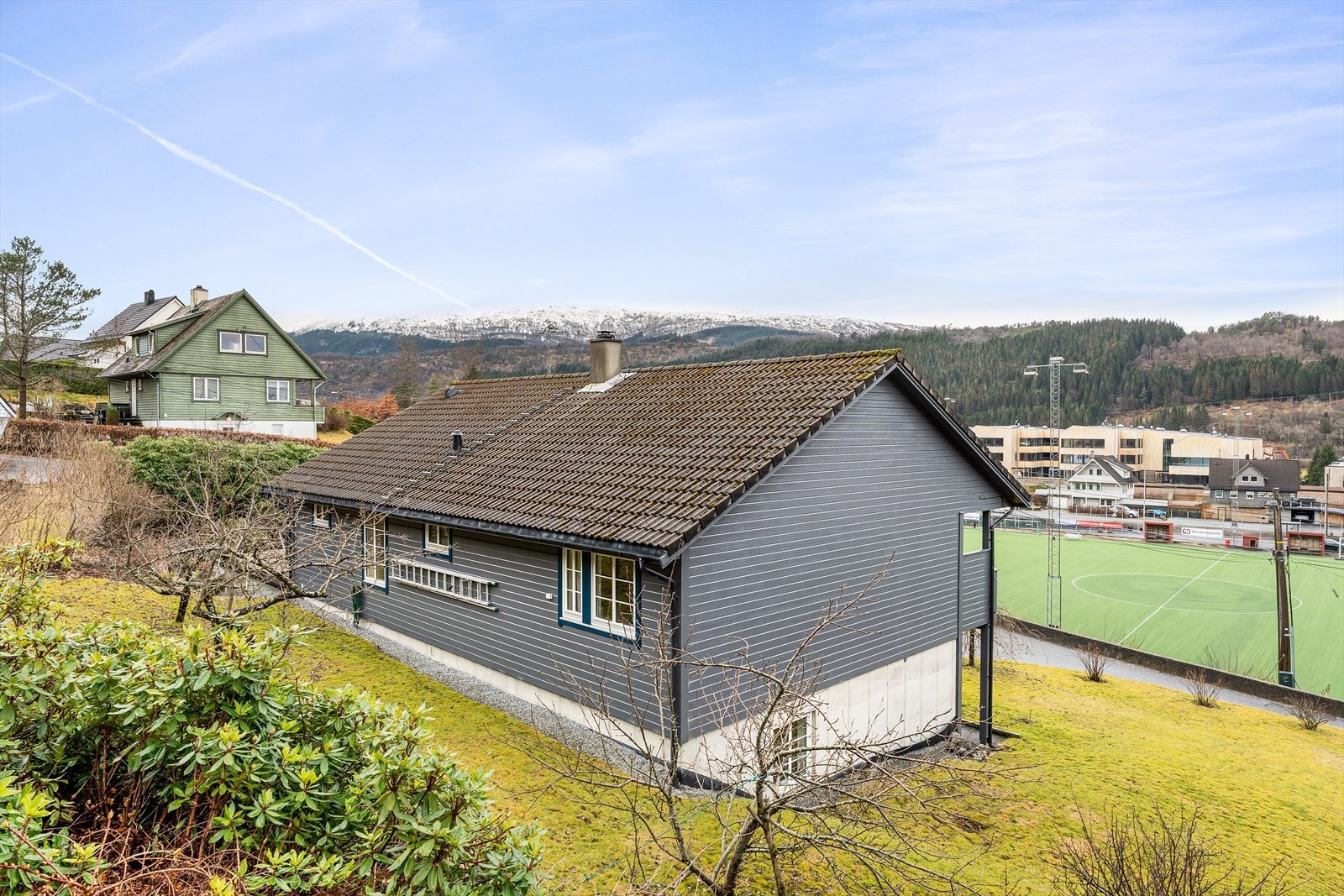 Fin opparbeidet hage med bl.a. to epletrær og to plommetrær Galleribilde