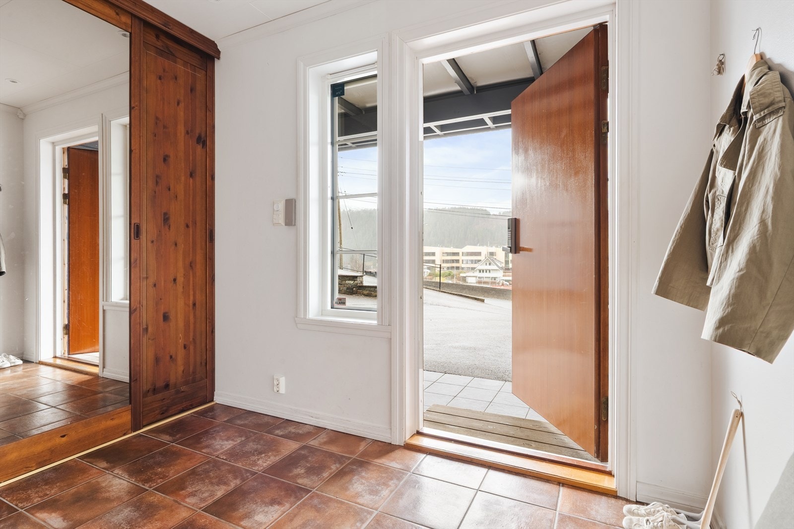 Vindfang med overbygget inngangsparti Galleribilde