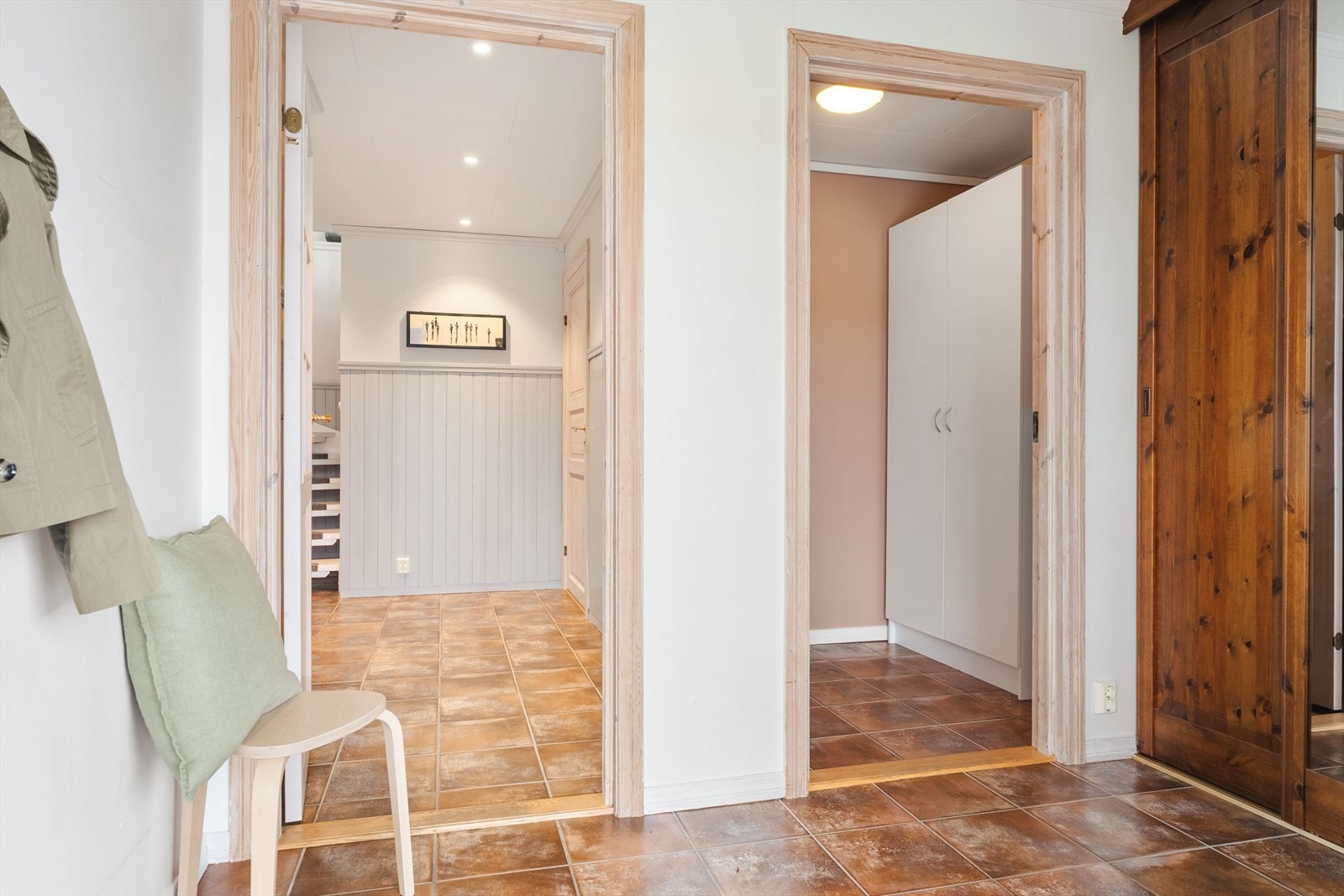 Vindfang med boder og garderobeplass Galleribilde