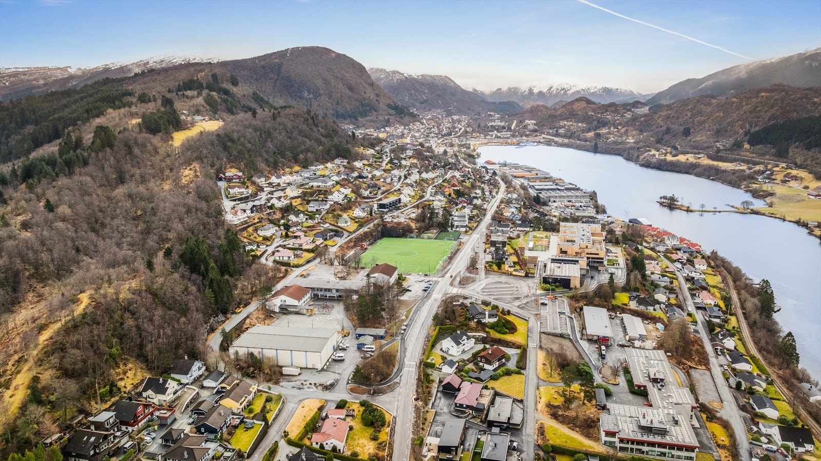 Barneskole, ungdomsskole, videregående skole, idrettsbane og Bjørnarhallen m.m. ligger i umiddelbar nærhet - Også kort vei til sjø og fjell Galleribilde