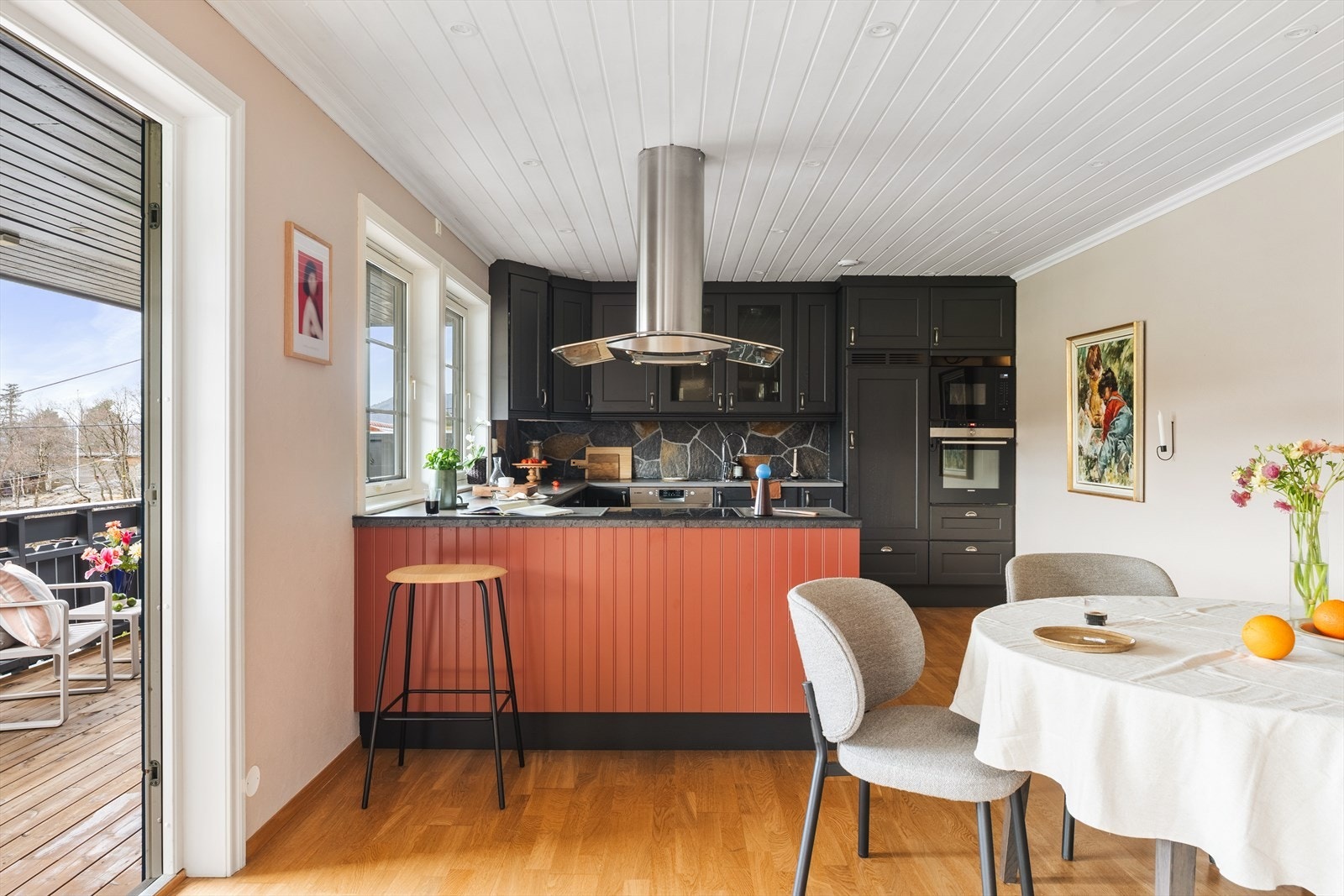 Romslig og pent kjøkken med integrerte hvitevarer og utgang til vestvendt og solrik altan Galleribilde