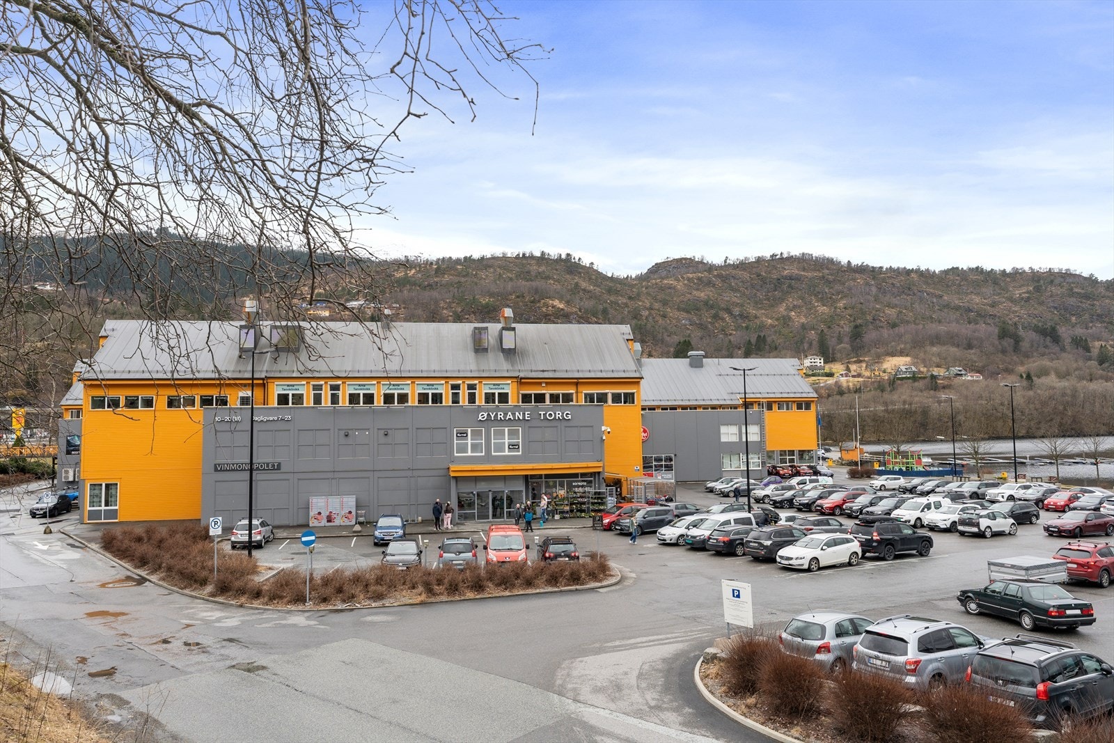 Kort vei til Øyrane Torg (med alt av butikker og servicetilbud), samt Arna Jernbanestasjon og Arna bussterminal Galleribilde