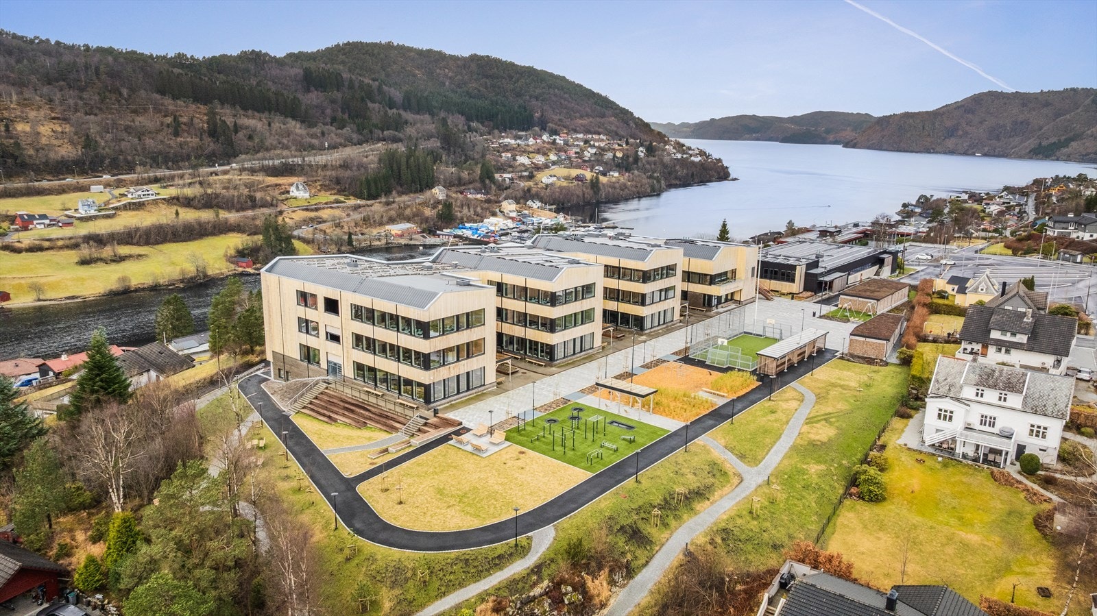 Splitter nye Garnes ungdomsskole ligger i umiddelbar nærhet (kun ca 300 meter å gå for barna) Galleribilde