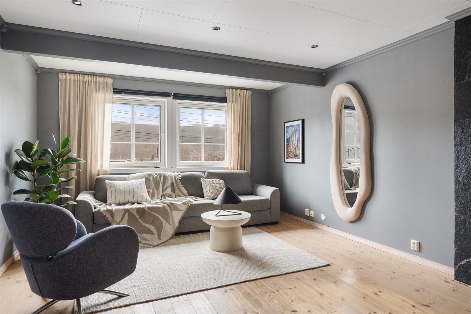 Kjellerstue med gulvvarme og downlights Galleribilde