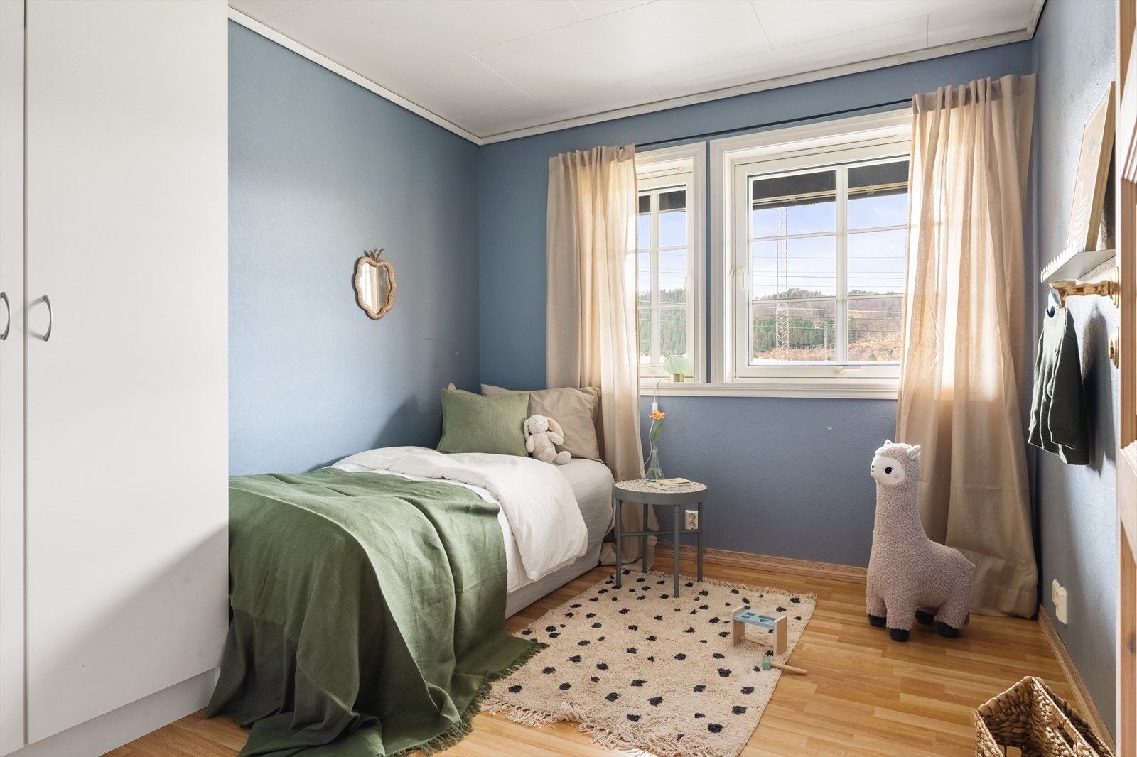 Soverom med gulvvarme og garderobeskap Galleribilde