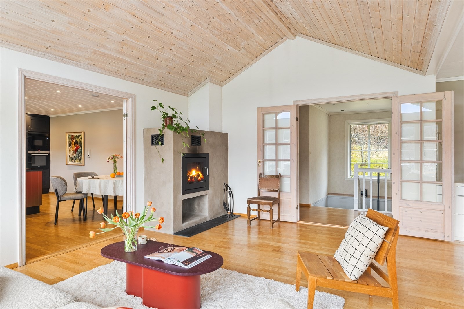 Stuen har fin åpen løsning (dørene kan lukkes) mot kjøkken og spiseplass Galleribilde