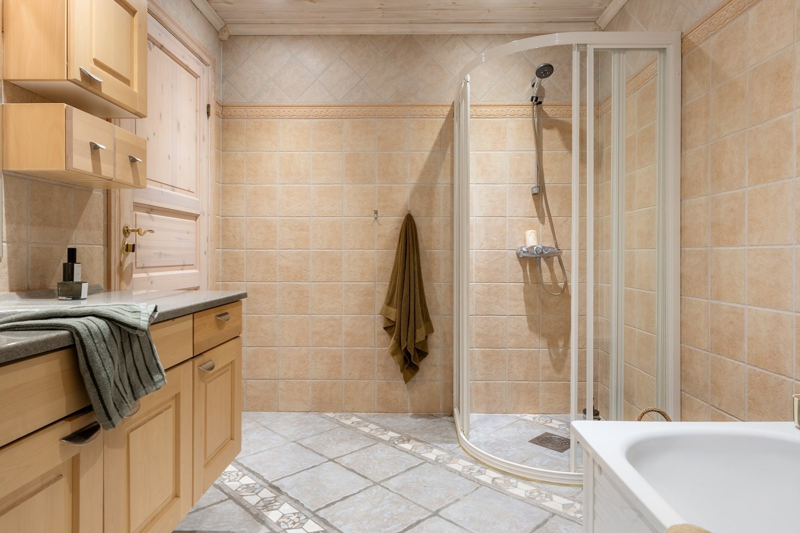 Baderommet nede har både dusjhjørne og badekar Galleribilde