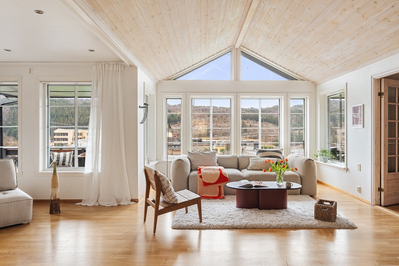 Herlig stue med flott utsyn Galleribilde