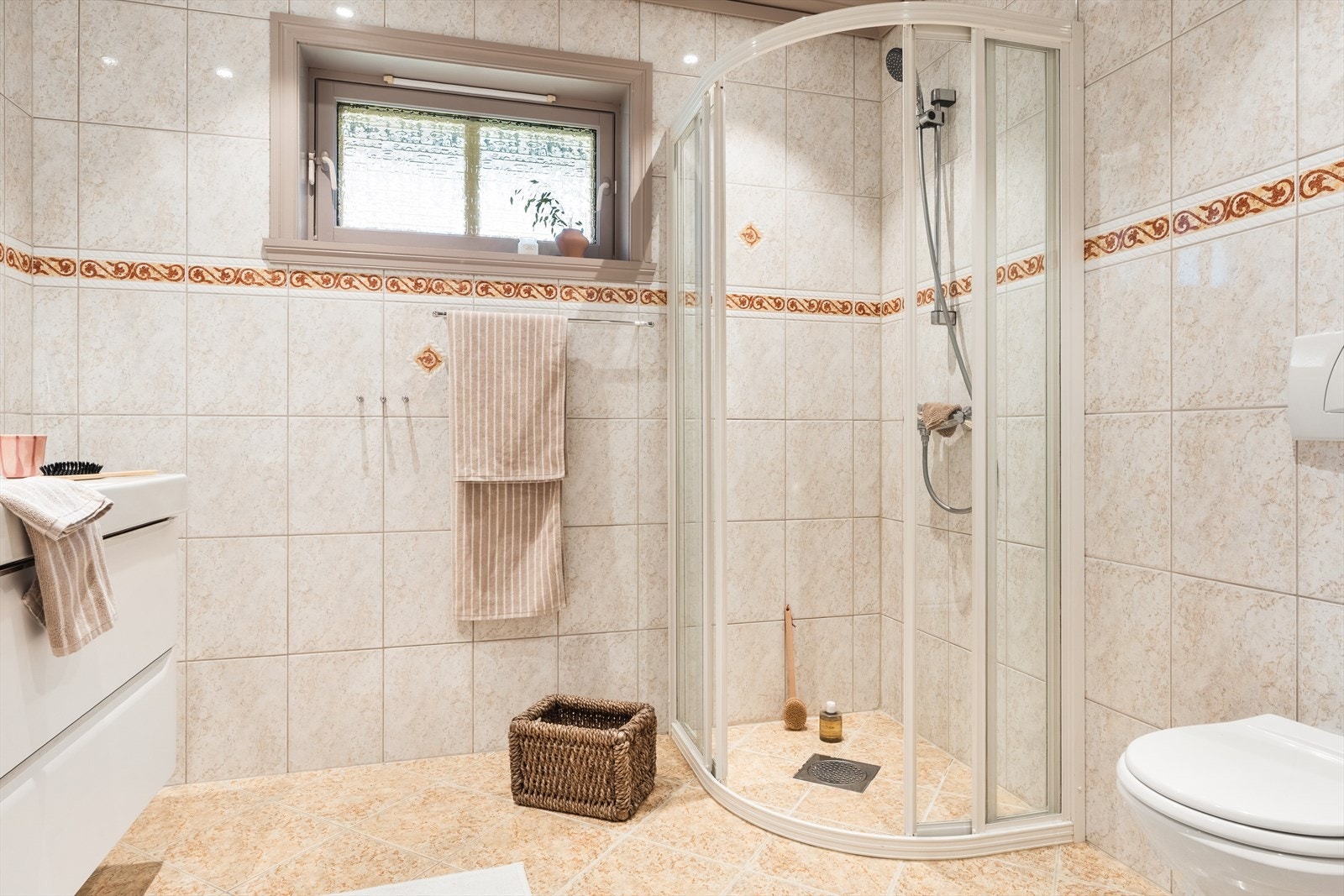 Helfliset baderom/wc i 2.etasje, med varmekabler, dusjhjørne og vegghengt toalett Galleribilde