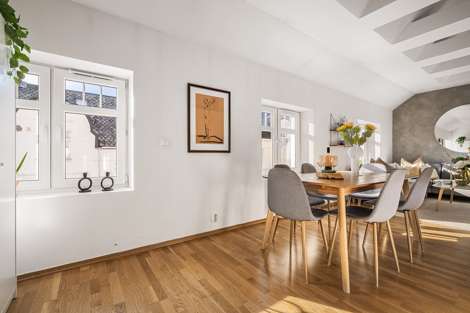 Som bilder viser er det her meget god plass til et skikkelig langbord, så kanskje du kan invitere til neste 17-mai frokost? Galleribilde