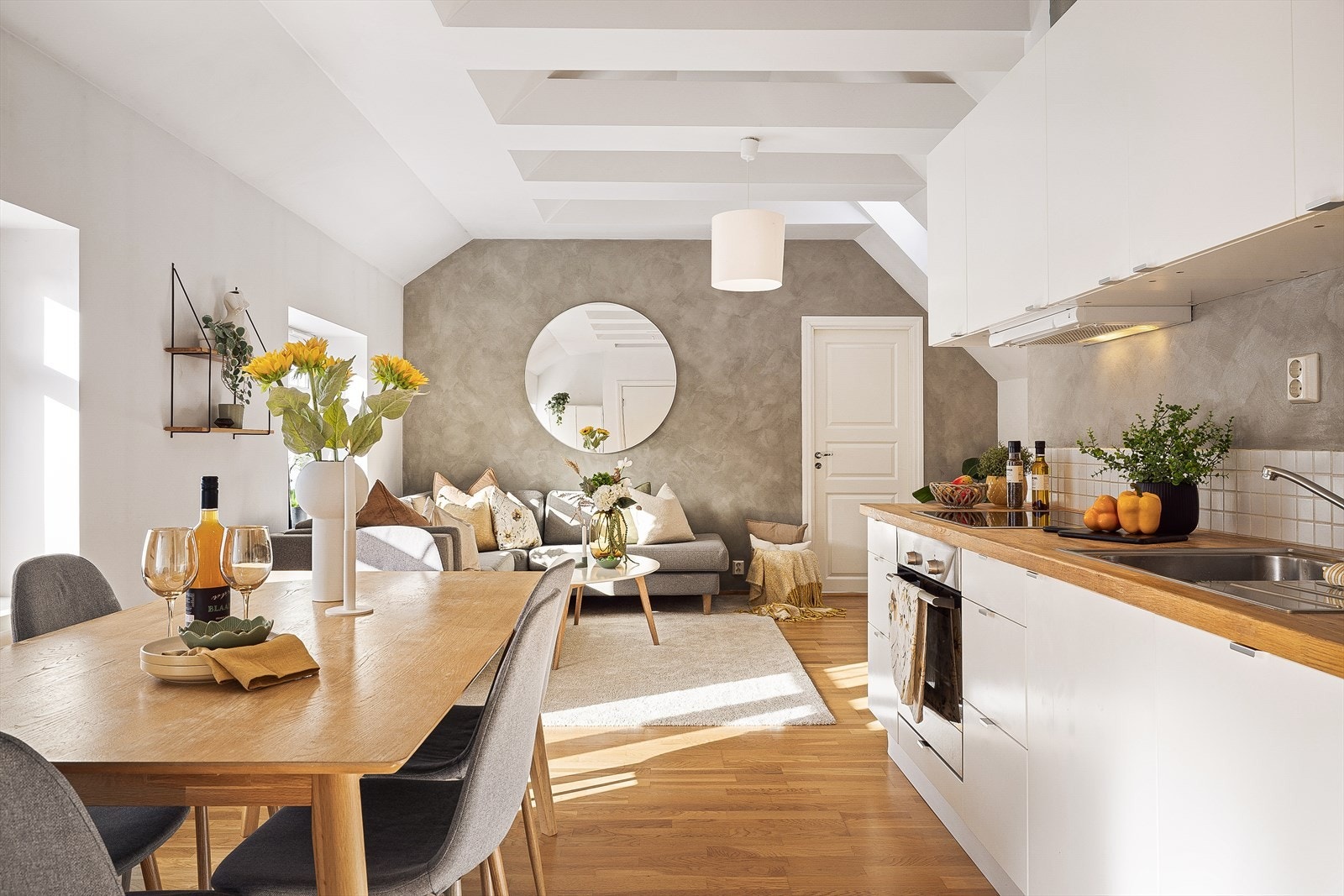 Stuens størrelse gir god plass til både sittegruppe og spisebord, spisestuen er i dag hensiktsmessig plassert ved kjøkkenet. Galleribilde