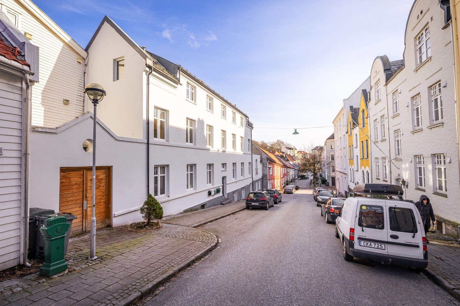 Sameiet er veldrevet og hyggelig, og har en samlet fellesformue på kr. 175 482,-. Treporten til venstre i bildet leder til en låst gårdsplass, her kan beboere i sameiet oppbevare sykler etc. Galleribilde