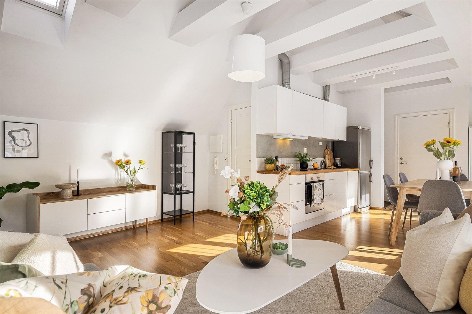 En super planløsning gir fin flyt mellom de sosiale sonene. Dette skaper et hjem det er hyggelig å komme hjem til, og ikke minst invitere venner og familie på besøk til. Galleribilde