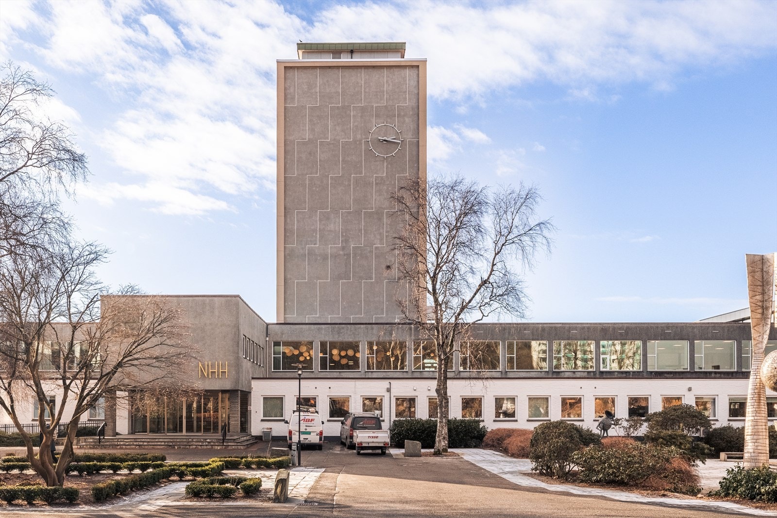 Til byens studiesteder, og andre veien til NHH, er det kort sykkel- eller bussvei. Galleribilde