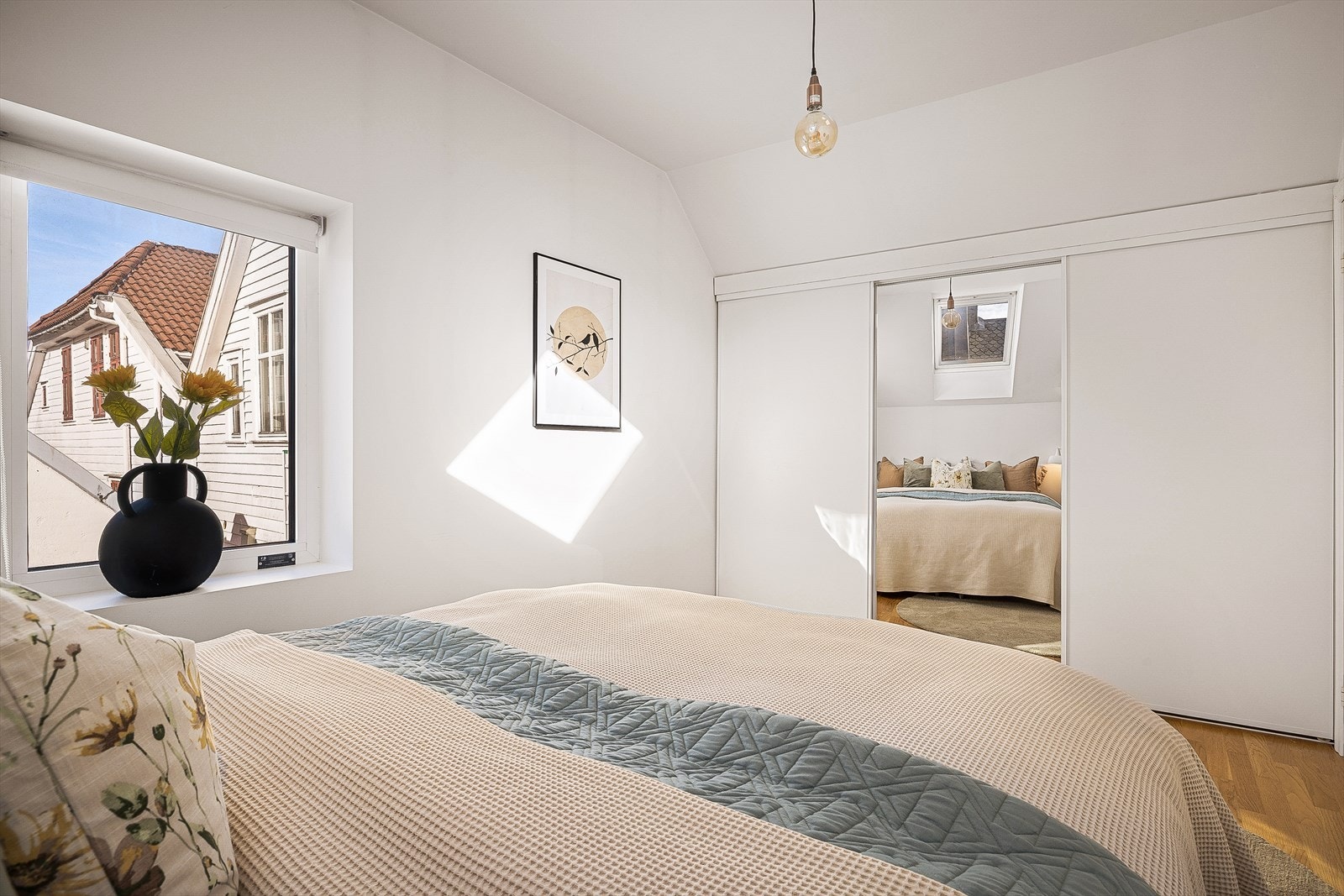 I enden er det en romslig integrert garderobe med skyvedører. Galleribilde