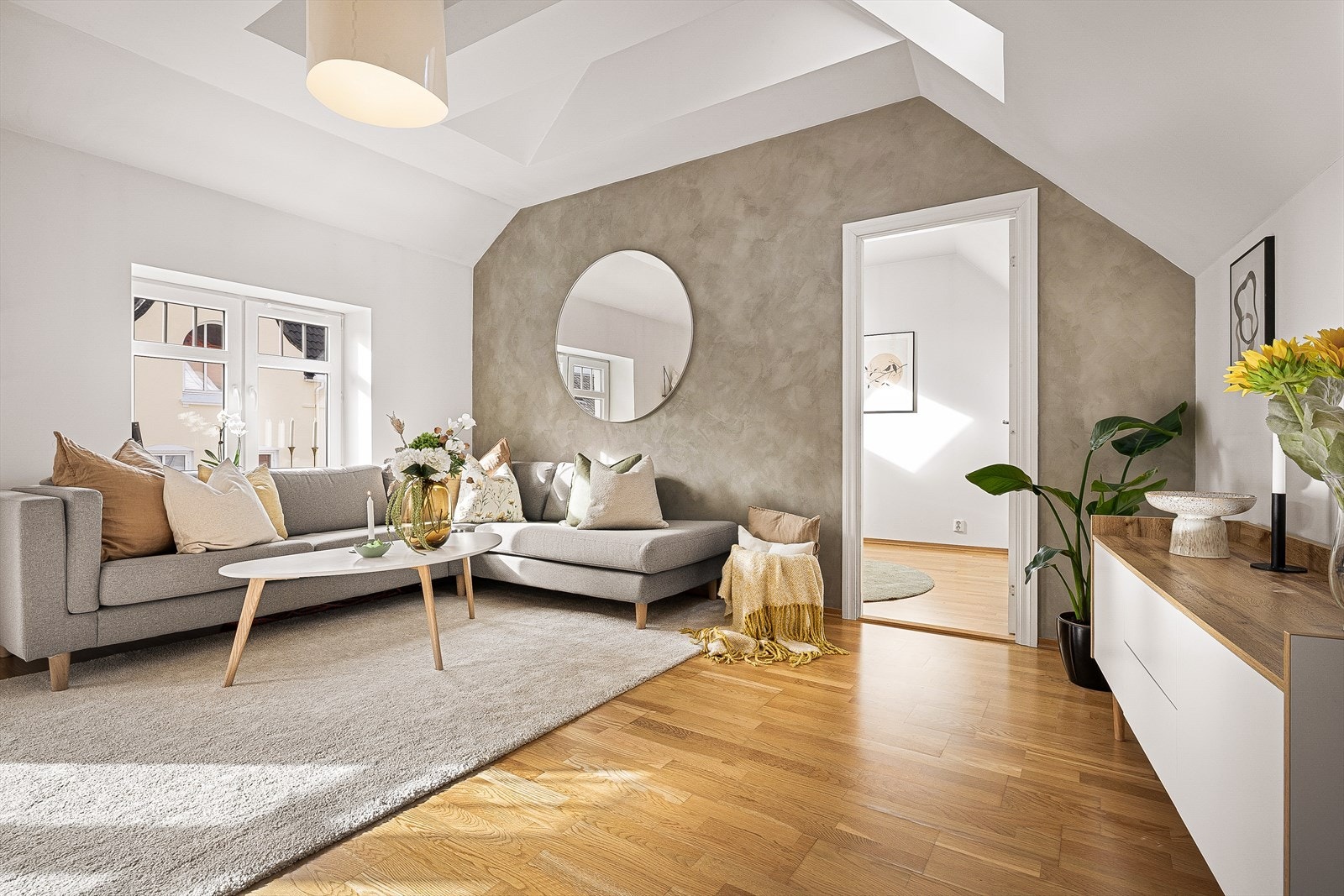 Stuen er av meget god størrelse som gir plass til en større sittegruppe, perfekt for filmkvelder med gode venner. Galleribilde