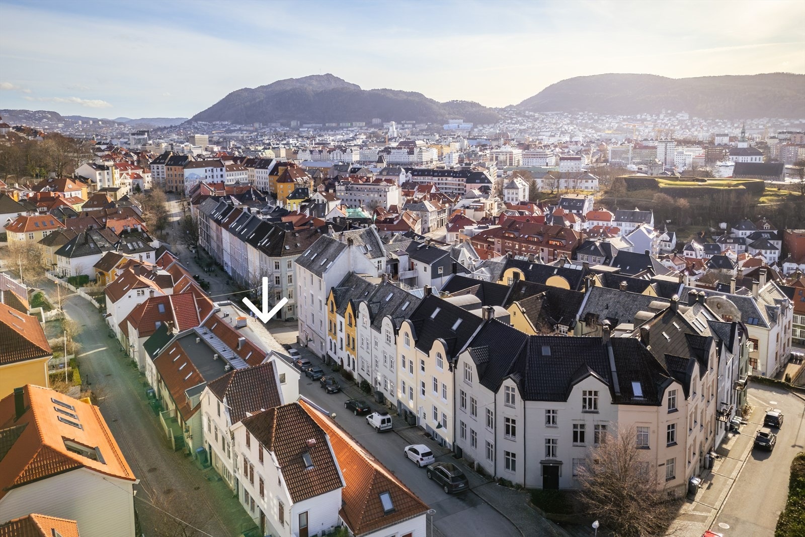 Dette populære nabolaget rommer mennesker i alle livets faser - barneføtter som løper over gatetunet, studenter med kaffe i hånden og framtidsdrømmer i blikket, par som etablerer seg, og eldre bergensere som har fulgt gatens rytme gjennom tiår. Galleribilde