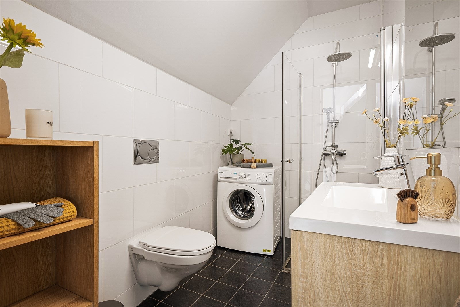 Rommets areal er godt utnyttet, så her får man plass til alle ønskelige fasiliteter. Et romslig dusjhjørne, vegghengt toalett, og plass til vaskemaskin. I gulv er det selvsagt også varmekabler. Galleribilde