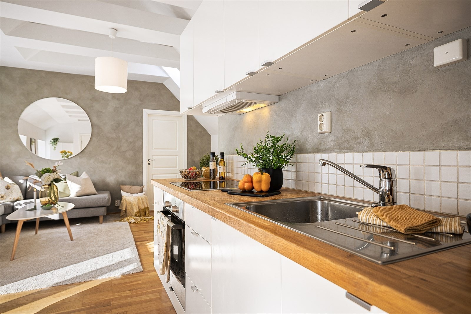 Kjøkkenet har rikelig med skap og skuffer for oppbevaring, samt heltre benkeplate. Integrerte hvitevarer som komfyr, platetopp med ventilator over, og oppvaskmaskin medfølger. Galleribilde