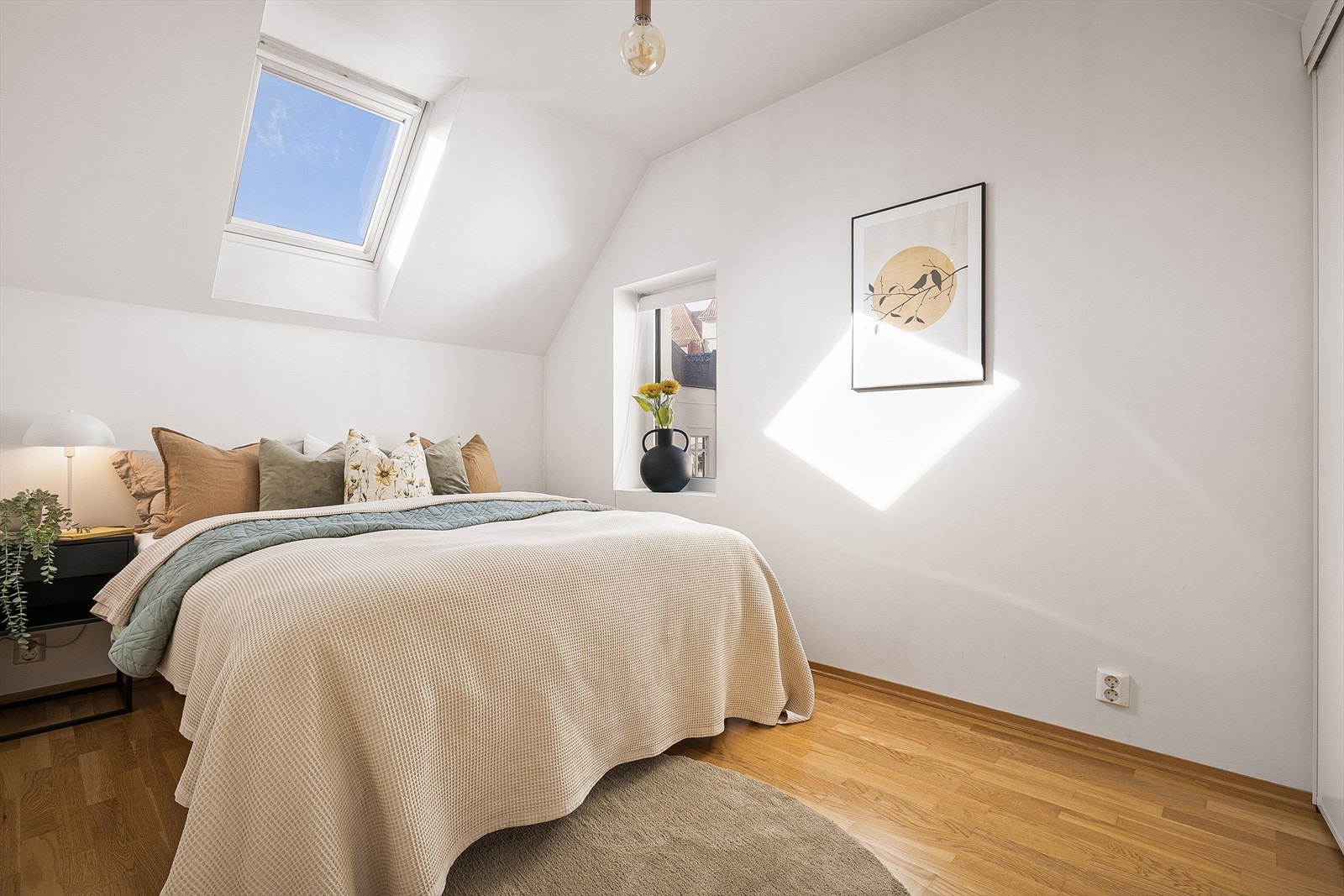 Siste stopp blir boligens innbydende soverom. Dette er også av god størrelse så her er det god plass til dobbeltseng og øvrig ønsket møblement. Galleribilde