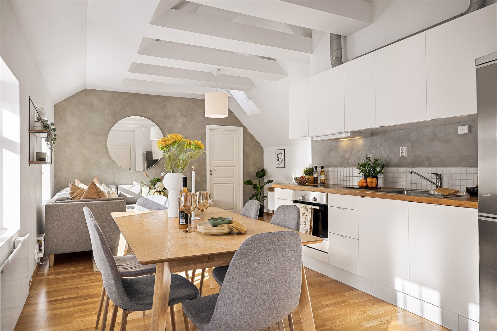 Her får man altså tidsriktige, klassiske kvaliteter fra ca. 2010. Legg spesielt merke til den gode takhøyden på hele 3,42 m., og et suverent lysinnslipp som gir dette hjemmet det lille ekstra. Galleribilde