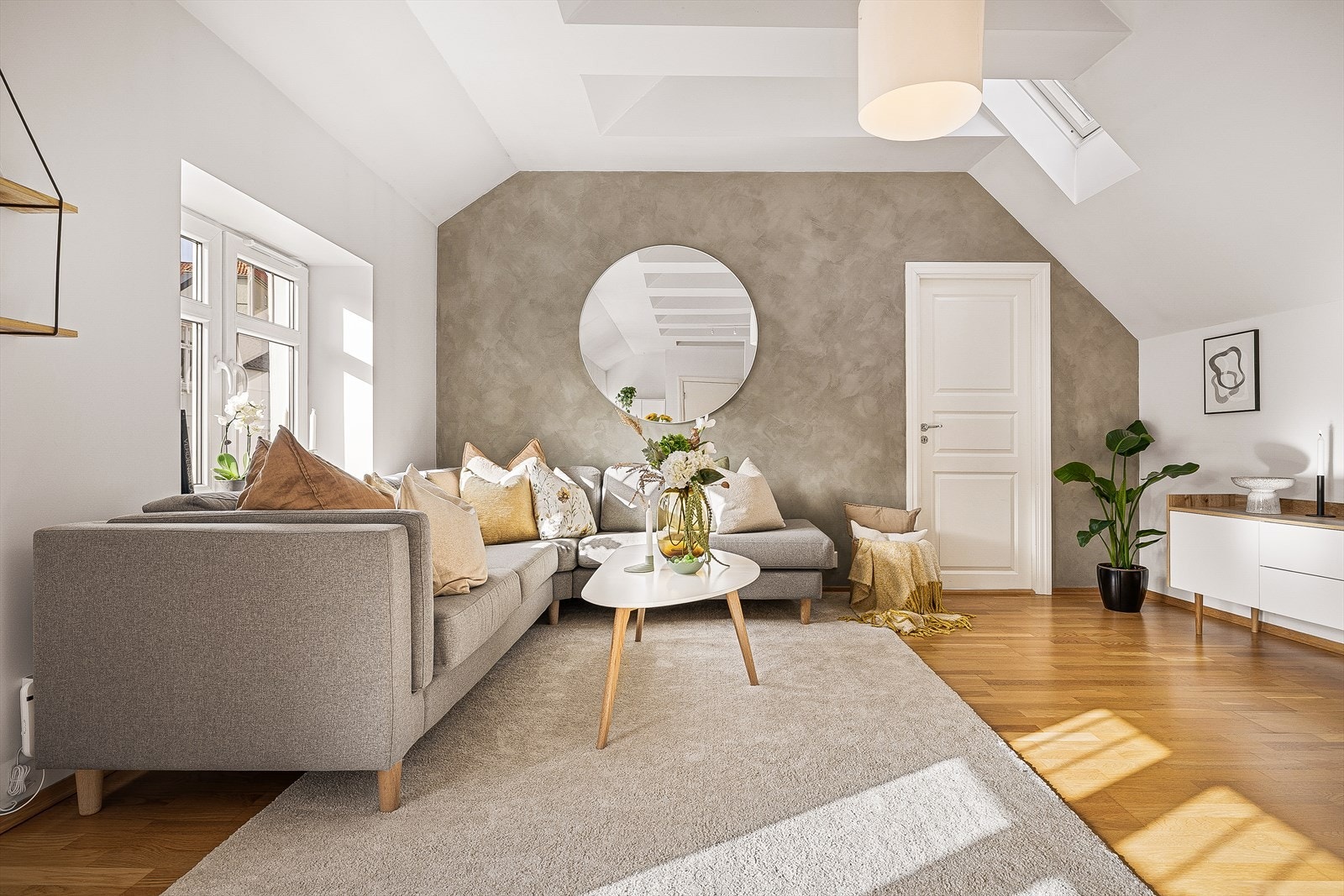 Store vinduer langs hele fronten, med tillegg av takvinduer, gir et uovertruffent lysinnslipp. Galleribilde