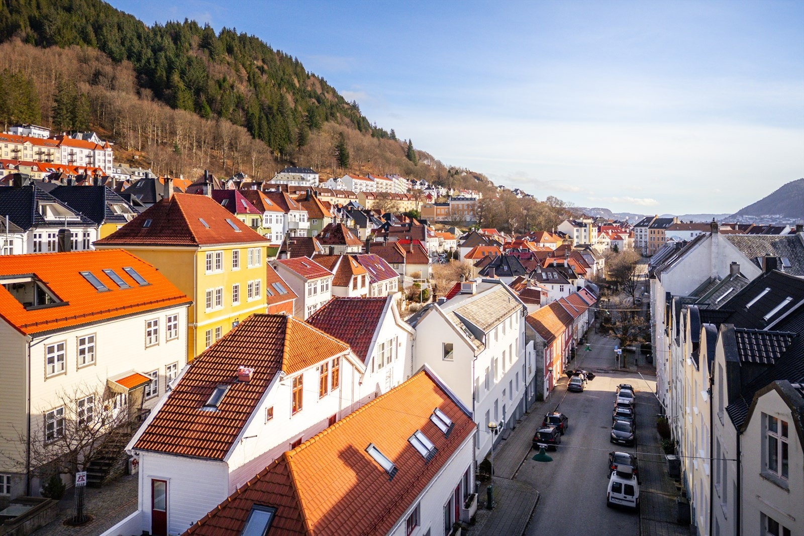 Denne beliggenheten burde innfri de fleste ønsker og behov, og den gode atmosfæren i området bør oppleves. Det kan påstås at Sandviken er det perfekte område å bosette seg i, uavhengig av aldersgruppe og livsfase. Velkommen til visning! Galleribilde