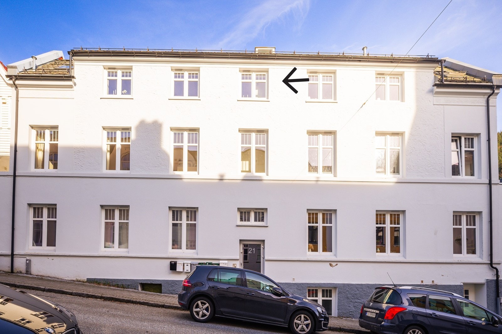 Leiligheten ligger i byggets toppetasje, og alle vinduer inkl. takvindu, til venstre for pilen tilhører boligen. Selger opplyser om at solforholdene er gode, og at man man kan nyte fine soltimer i en stol foran vinduet! Galleribilde