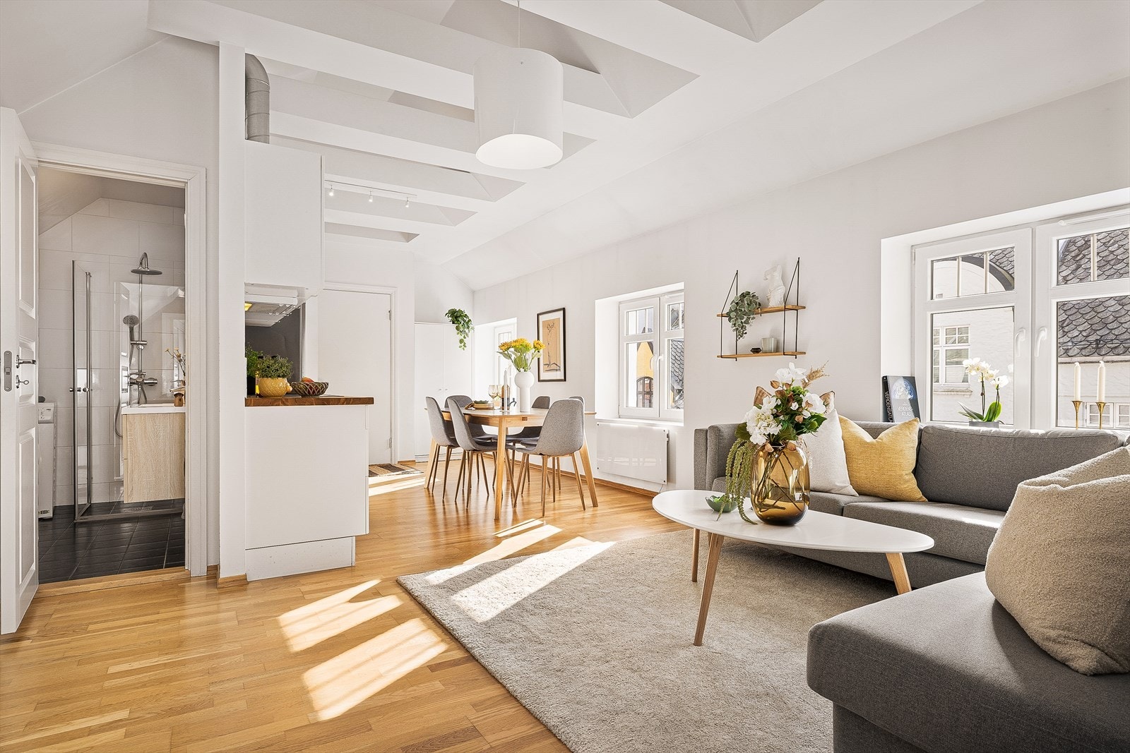 Legg merke til takbjelkene som gir rommet en ekstra dimensjon, før vi nå tar en titt på baderommet. Galleribilde