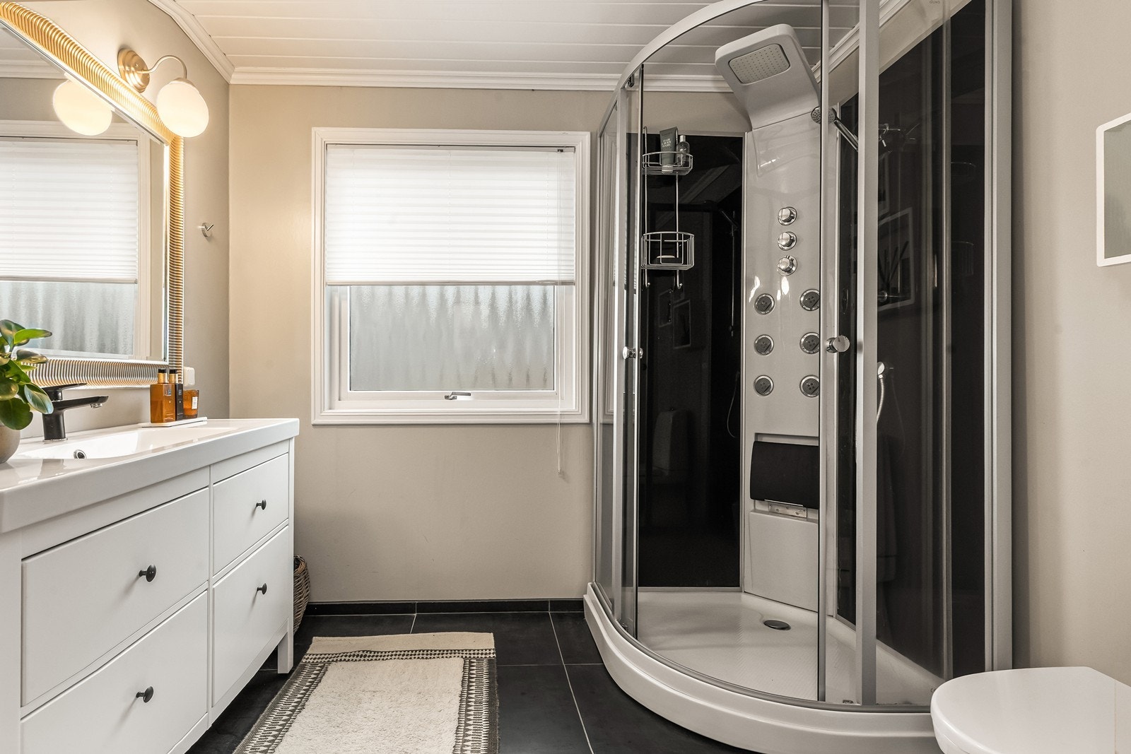 Badet i første etasje ble pusset opp i 2015. Her er det flislagt gulv med varmekabler og et moderne dusjkabinett. Galleribilde