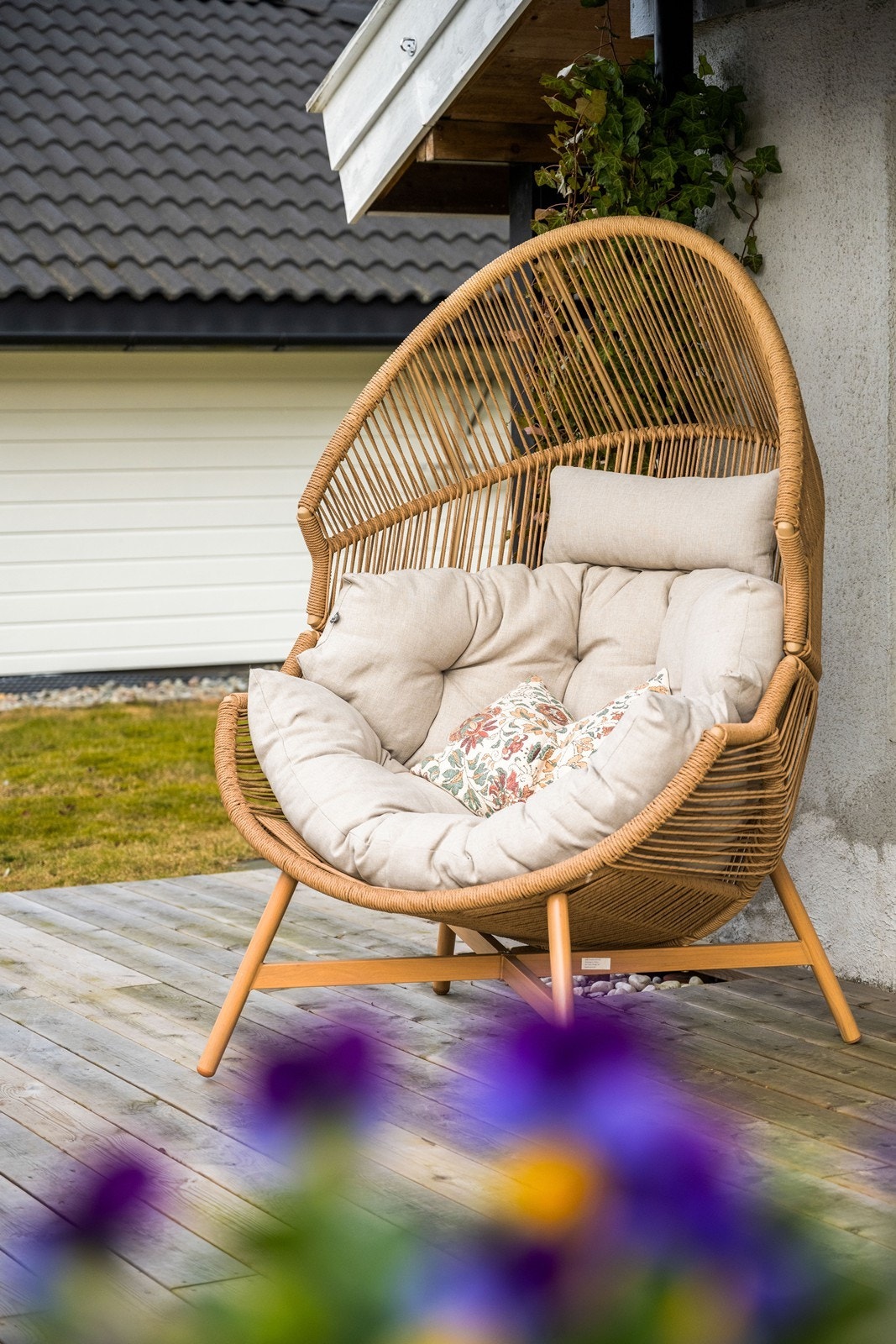 En lun krok på terrassen for rolige stunder. Galleribilde