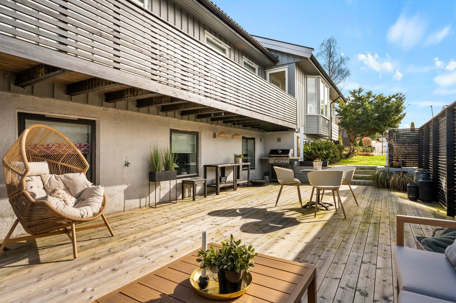 Uteplassen er delvis overbygget av balkongen over, noe som gir ly for vær og vind. Galleribilde