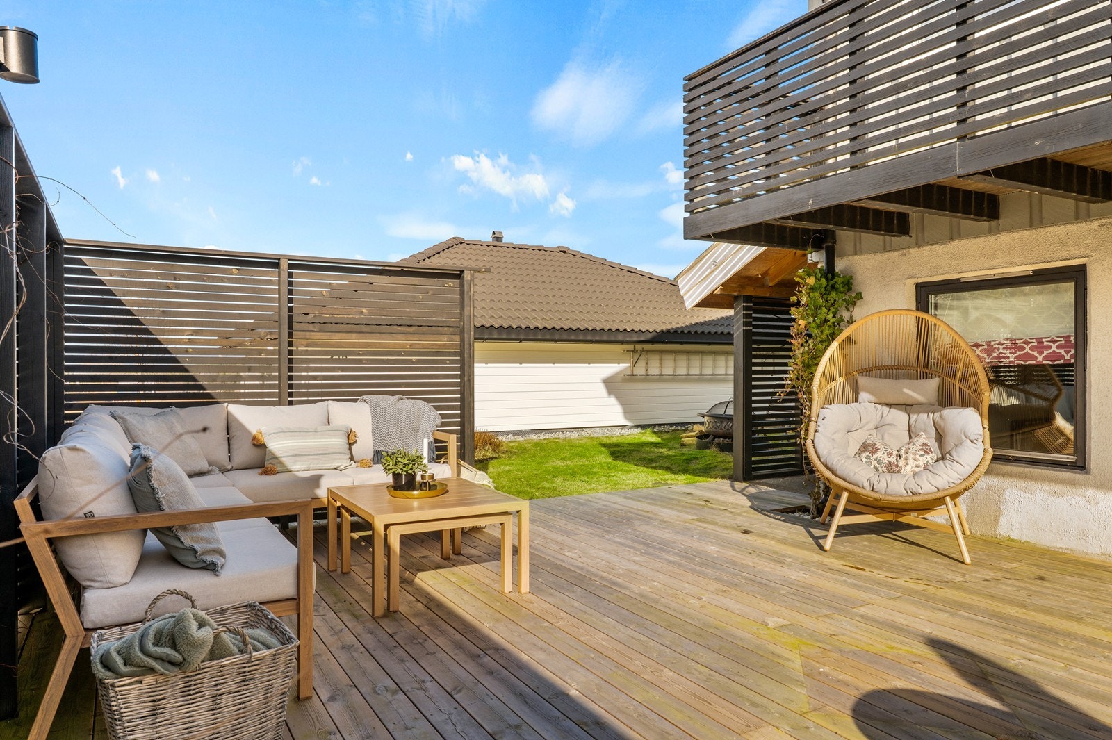 Terrassen strekker seg langs store deler av husets bakside. Galleribilde