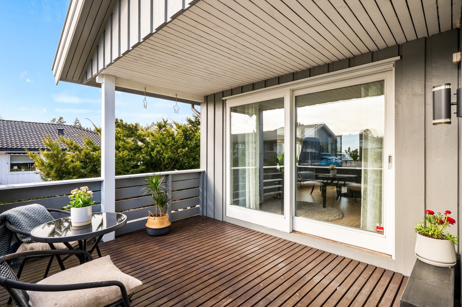 Den delvis overbygde verandaen utenfor stuen har god plass til en sittegruppe. Galleribilde