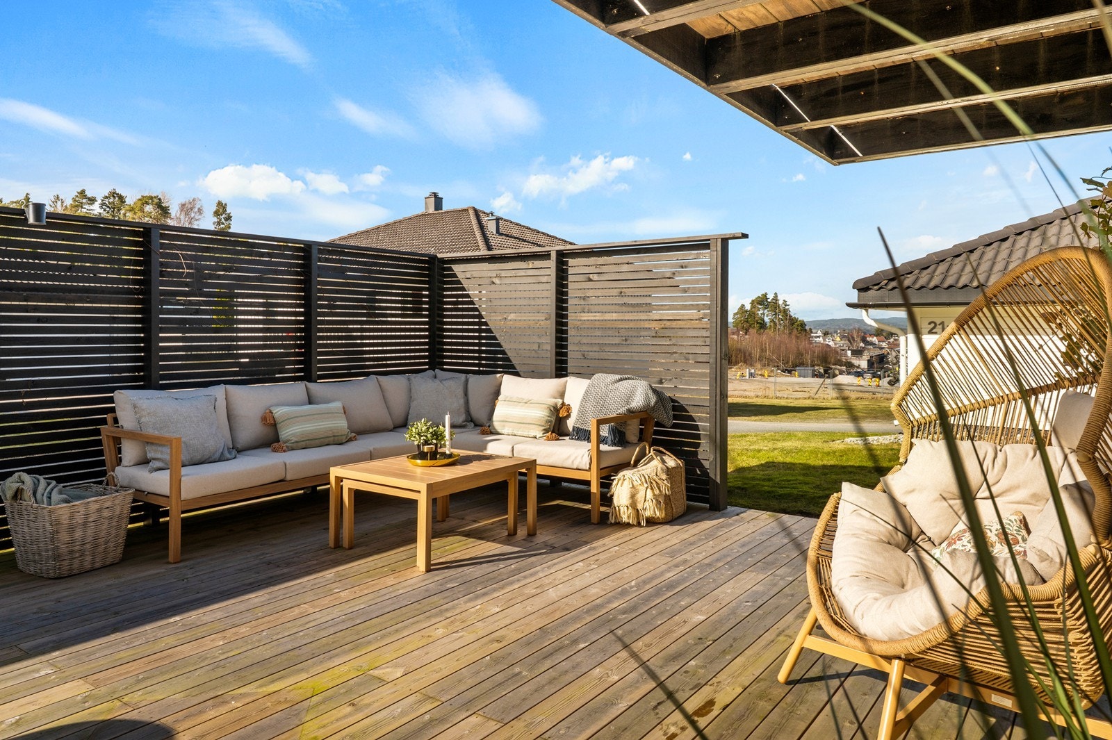 Her er det god plass til flere møbelgrupper, slik at man kan nyte utelivet fullt ut. Galleribilde