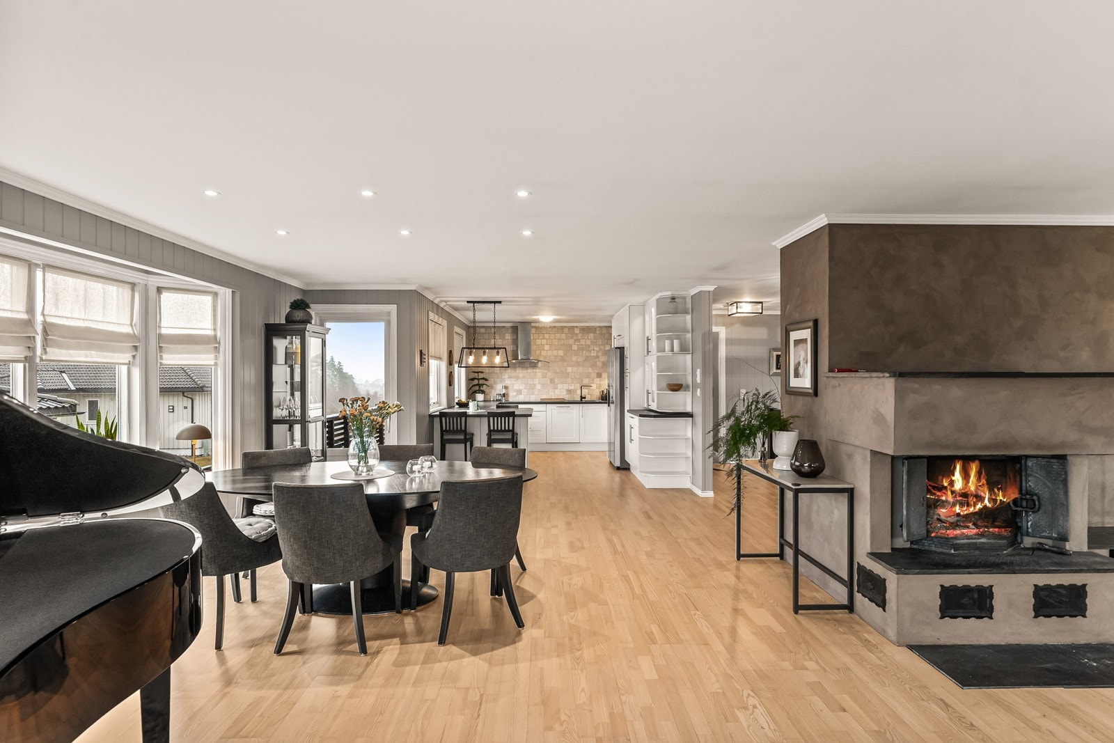 Utsikt fra spisestuen mot kjøkkenet, som ligger praktisk tilknyttet. Galleribilde