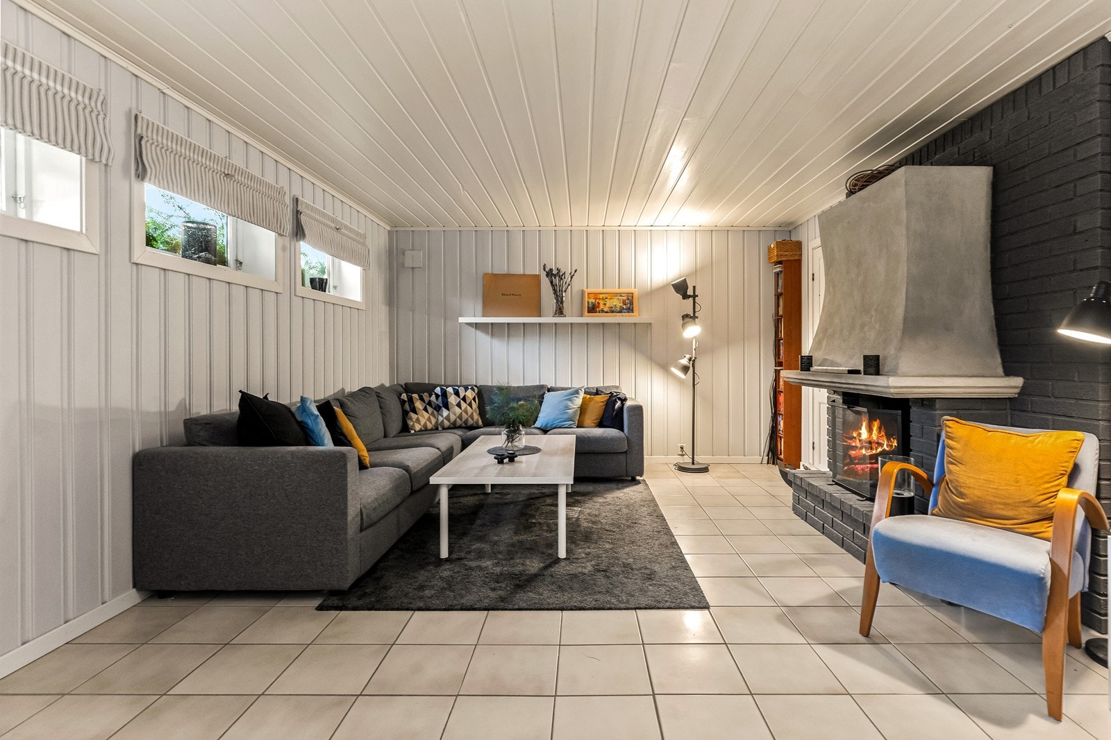 Kjellerstuen er et lunt og godt rom med en murt, åpen peis. Galleribilde