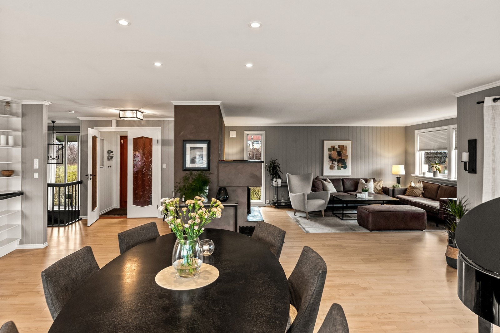 En oversikt som viser den gode sammenhengen mellom de ulike delene av oppholdsrommet. Galleribilde