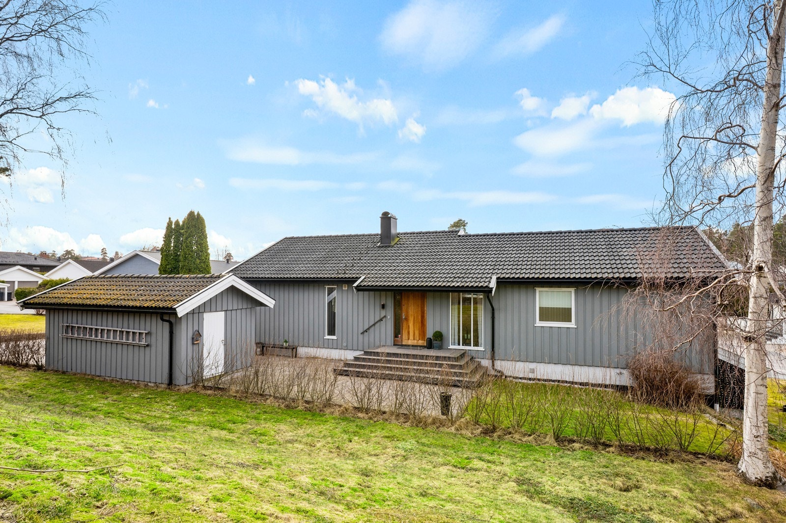 Eiendommen ligger i et rolig og etablert boligområde på Grålum. Tomten er opparbeidet med plen, hekk og belegningsstein i innkjørselen. Galleribilde