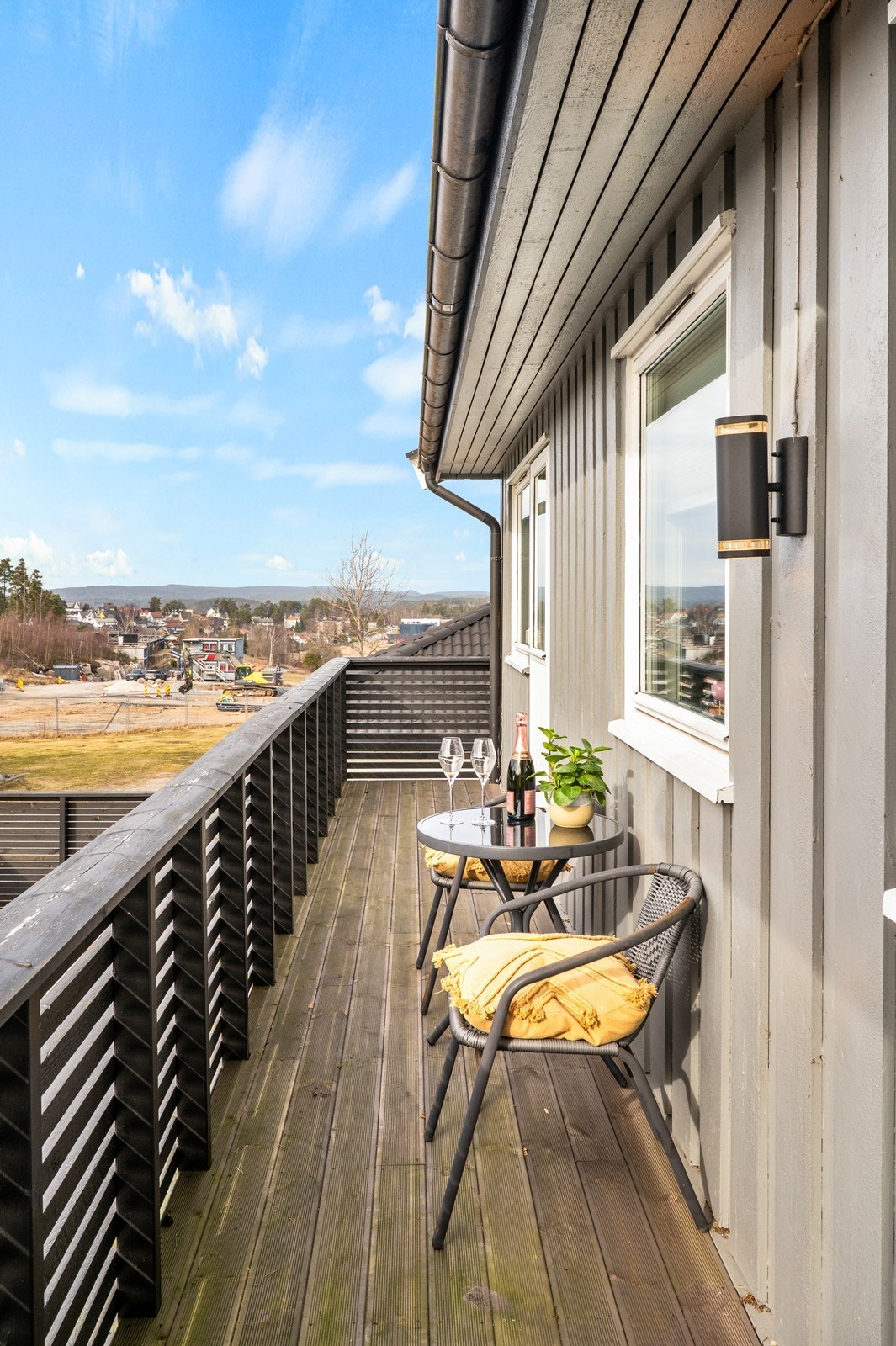 Verandaen utenfor soverommet ble oppgradert rundt 2020 og er en fin, privat uteplass. Galleribilde