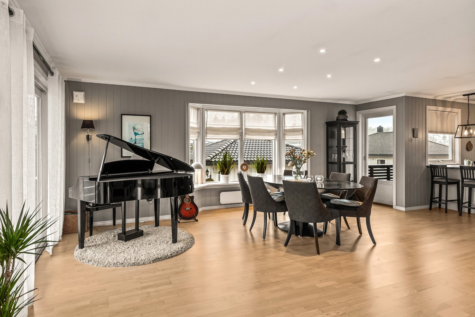 Den åpne løsningen gir en god oversikt og flyt gjennom hele etasjen. Galleribilde