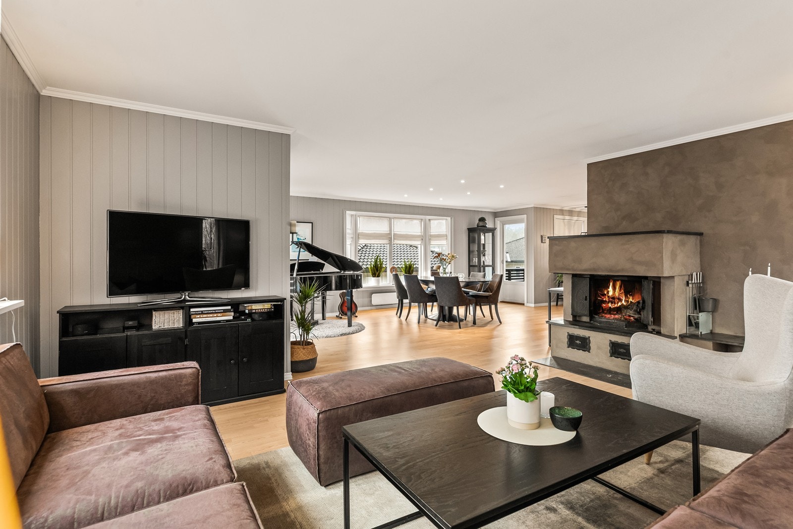 God plass til både en egen TV-krok og en sosial sone rundt spisestuen Galleribilde