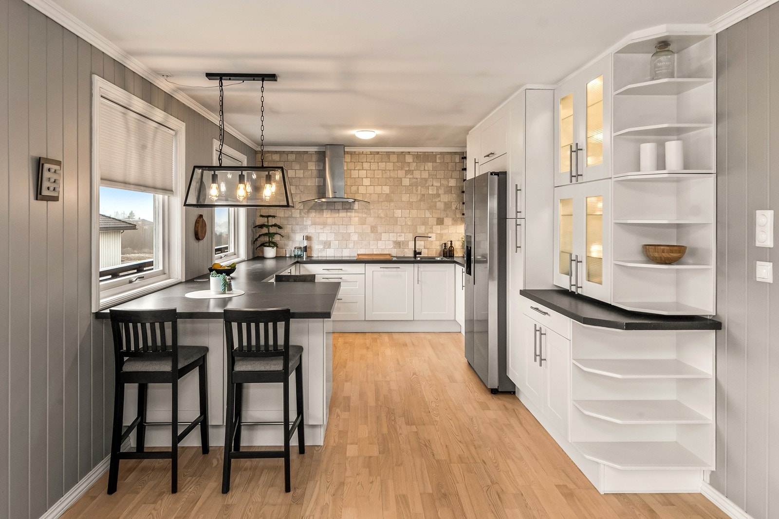 Pen og klassisk kjøkkeninnredning fra Ikea, montert ca. 2009, med profilerte fronter og laminatbenkeplate. Galleribilde