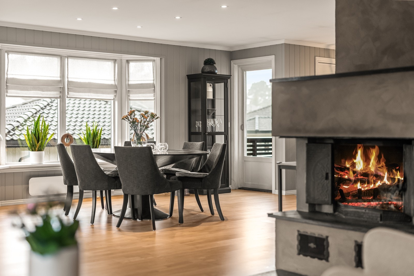 Spisestuen har god plass til et stort spisebord for sammenkomster med familie og venner. Galleribilde