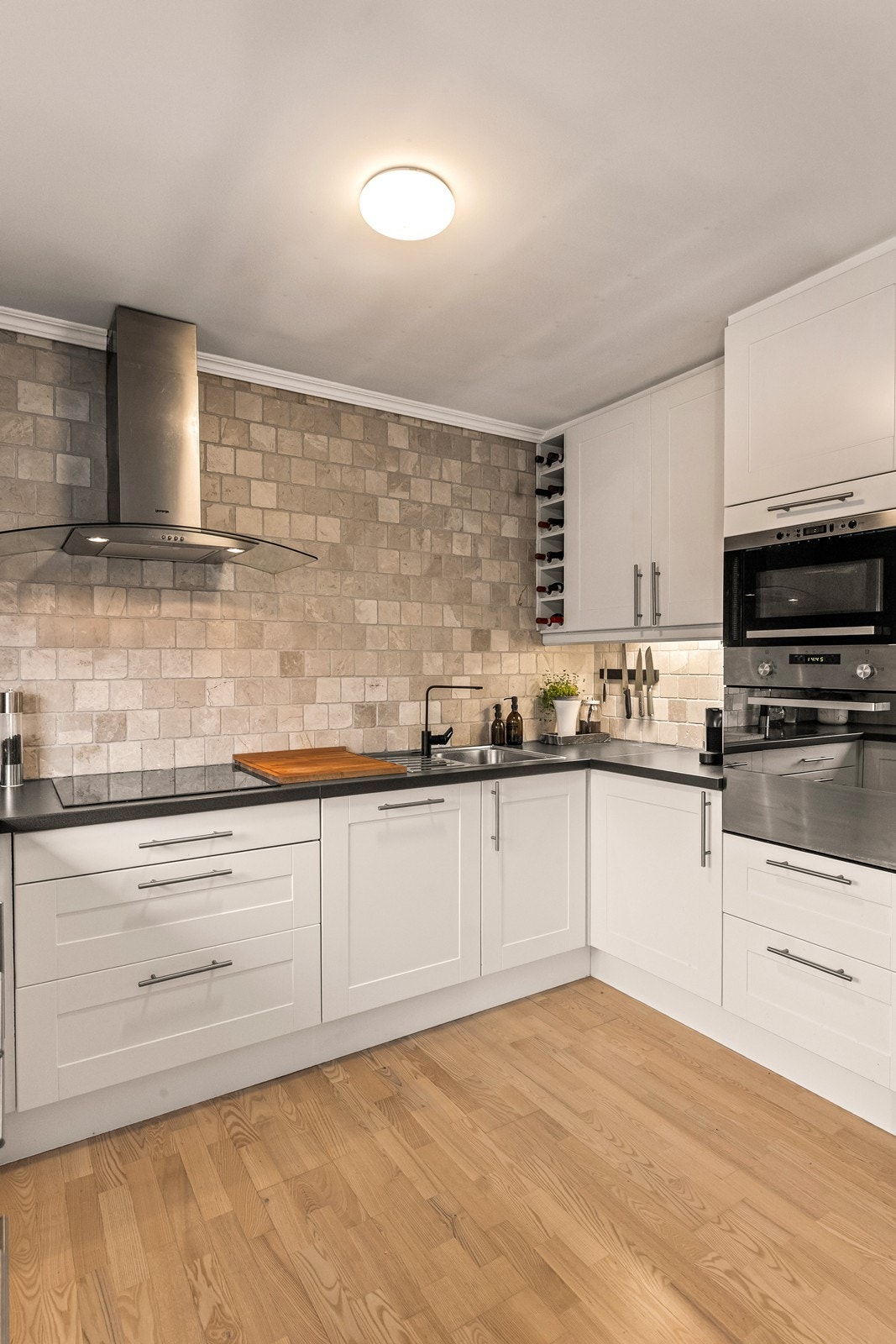 Kjøkkenet er utstyrt med integrert koketopp, stekeovn, mikrobølgeovn og oppvaskmaskin. Over koketoppen er det montert ventilator med avtrekk ut. Galleribilde