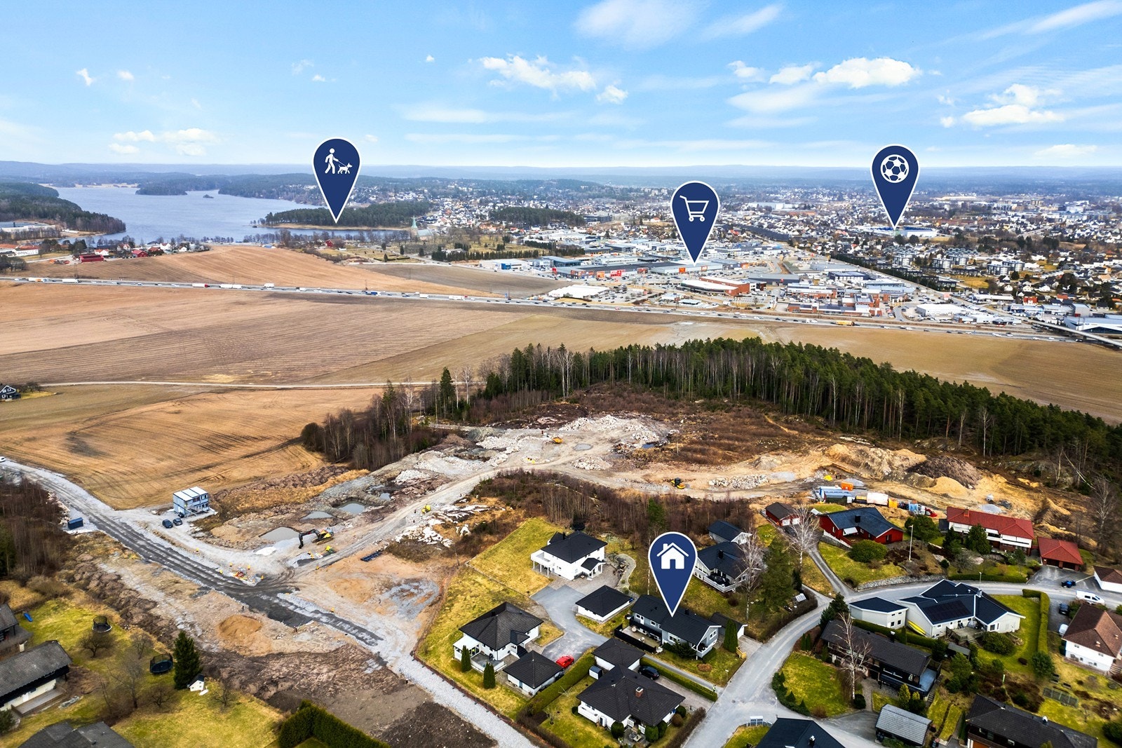 Kort vei til både skoler som Hannestad og Grålum, samt flere barnehager, butikker og idrettsanlegg. Galleribilde