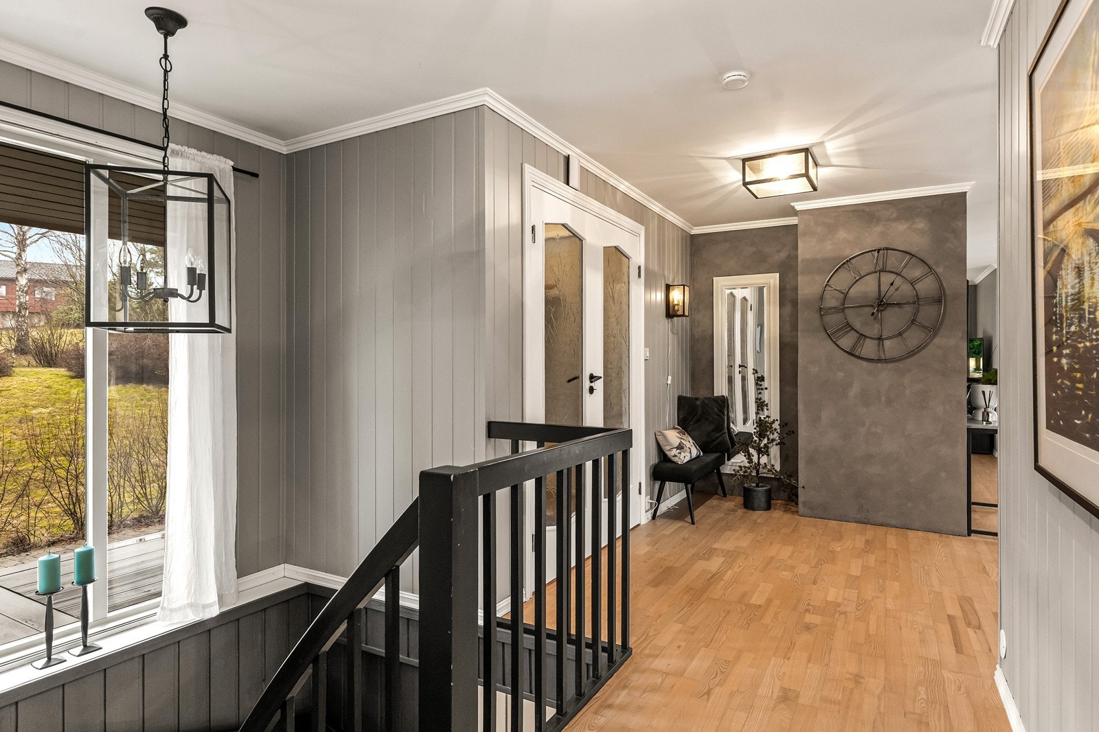 Fra hallen åpner boligen seg opp. Her er det trapp ned til kjelleren og en åpen løsning mot stue og kjøkken. Galleribilde